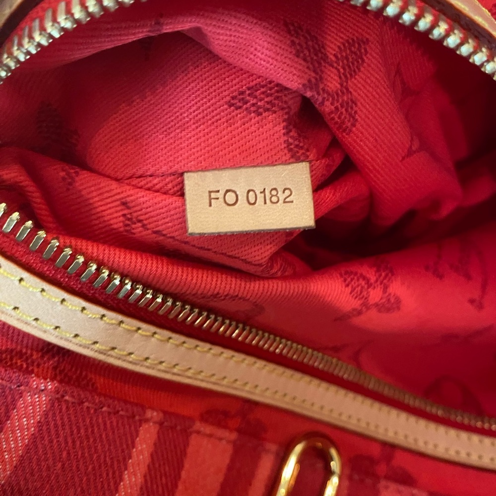 Louis Vuitton Tote - Picture 5 of 7